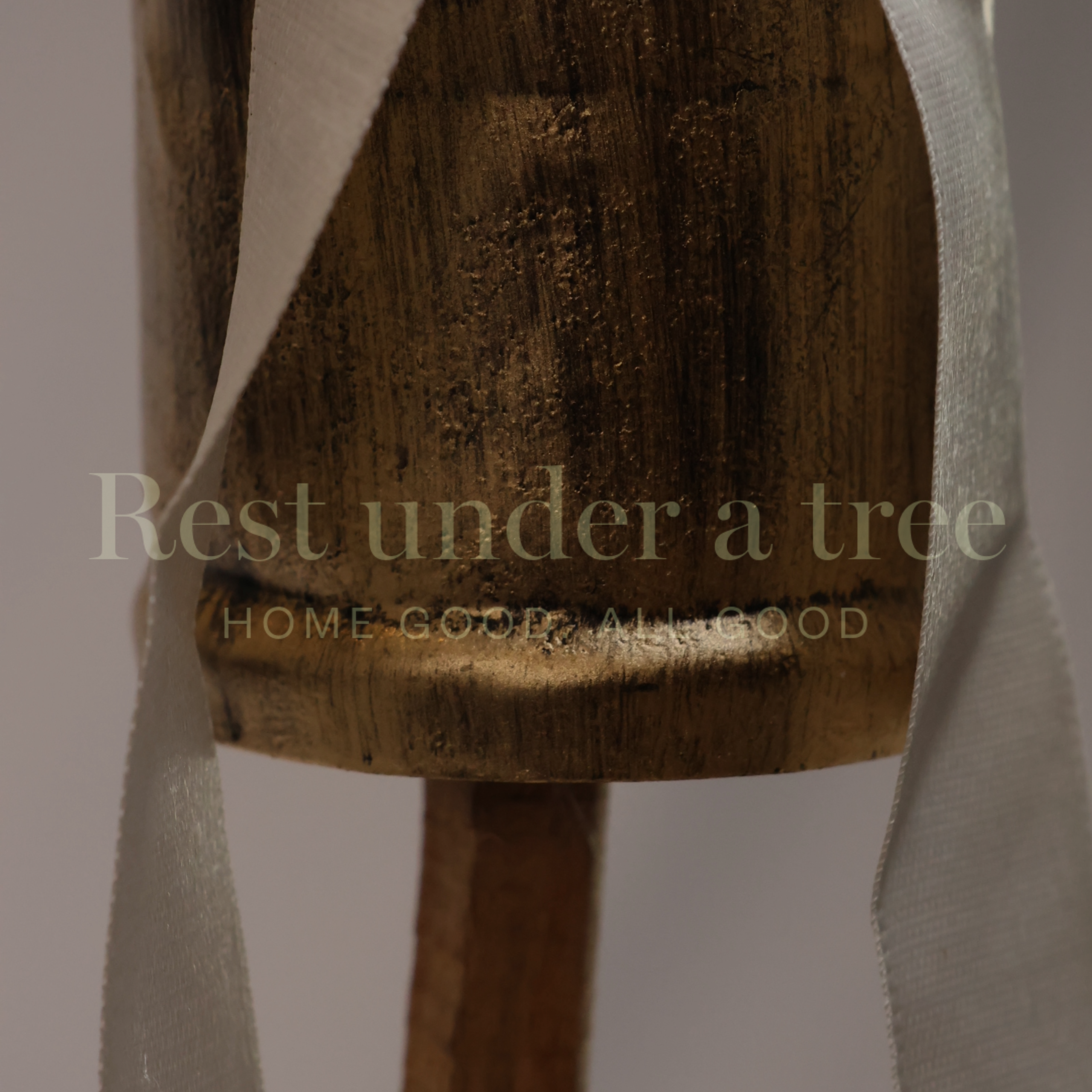 Campana Dorada con Moño Beige R.U.T. – 12CM