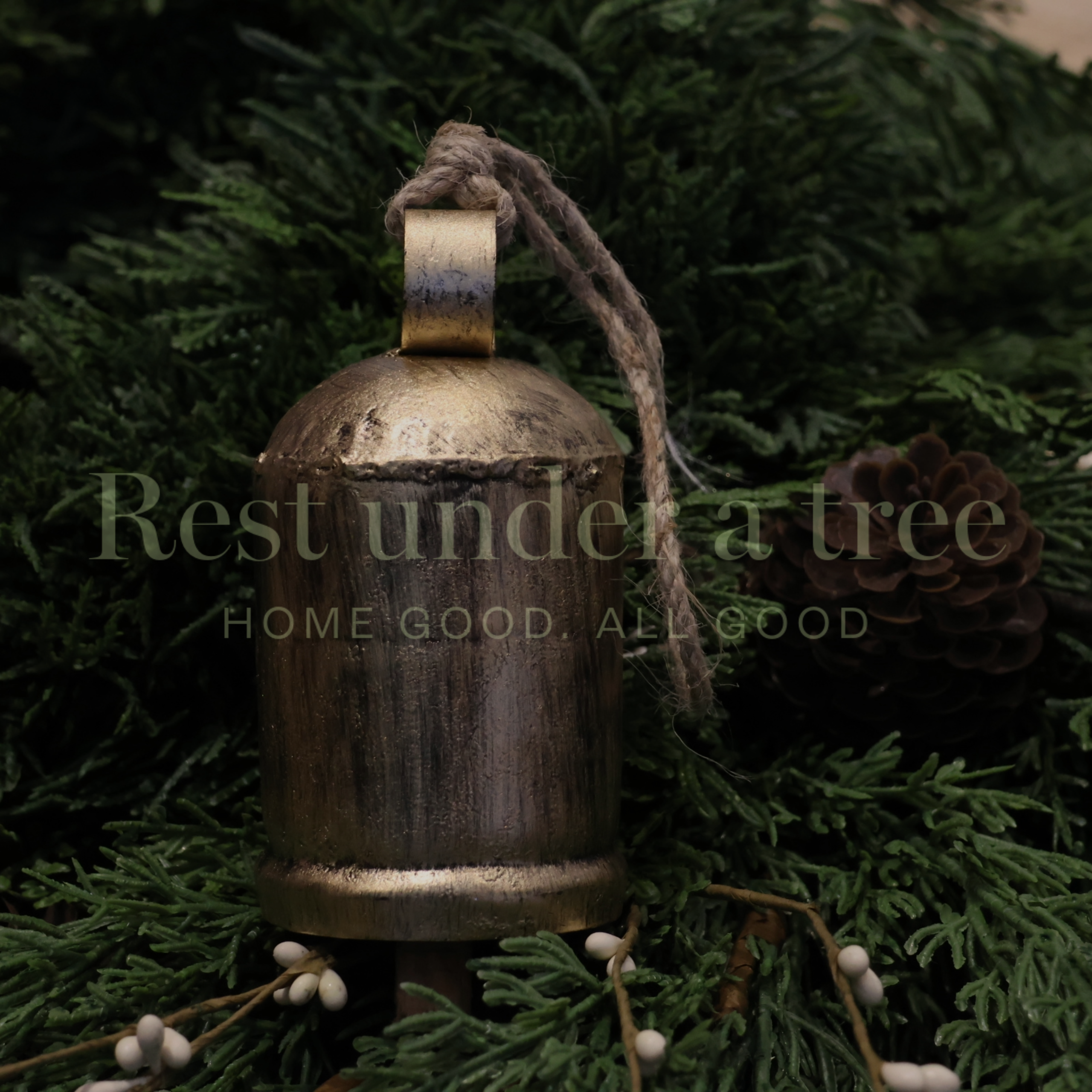 Campana Dorada con Moño Beige R.U.T. – 12CM