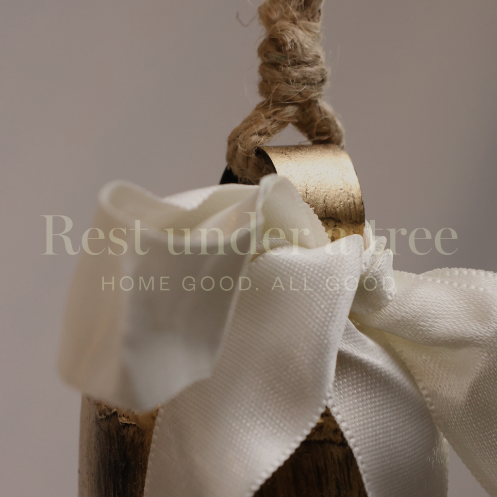 Campana Dorada con Moño Beige R.U.T. – 12CM