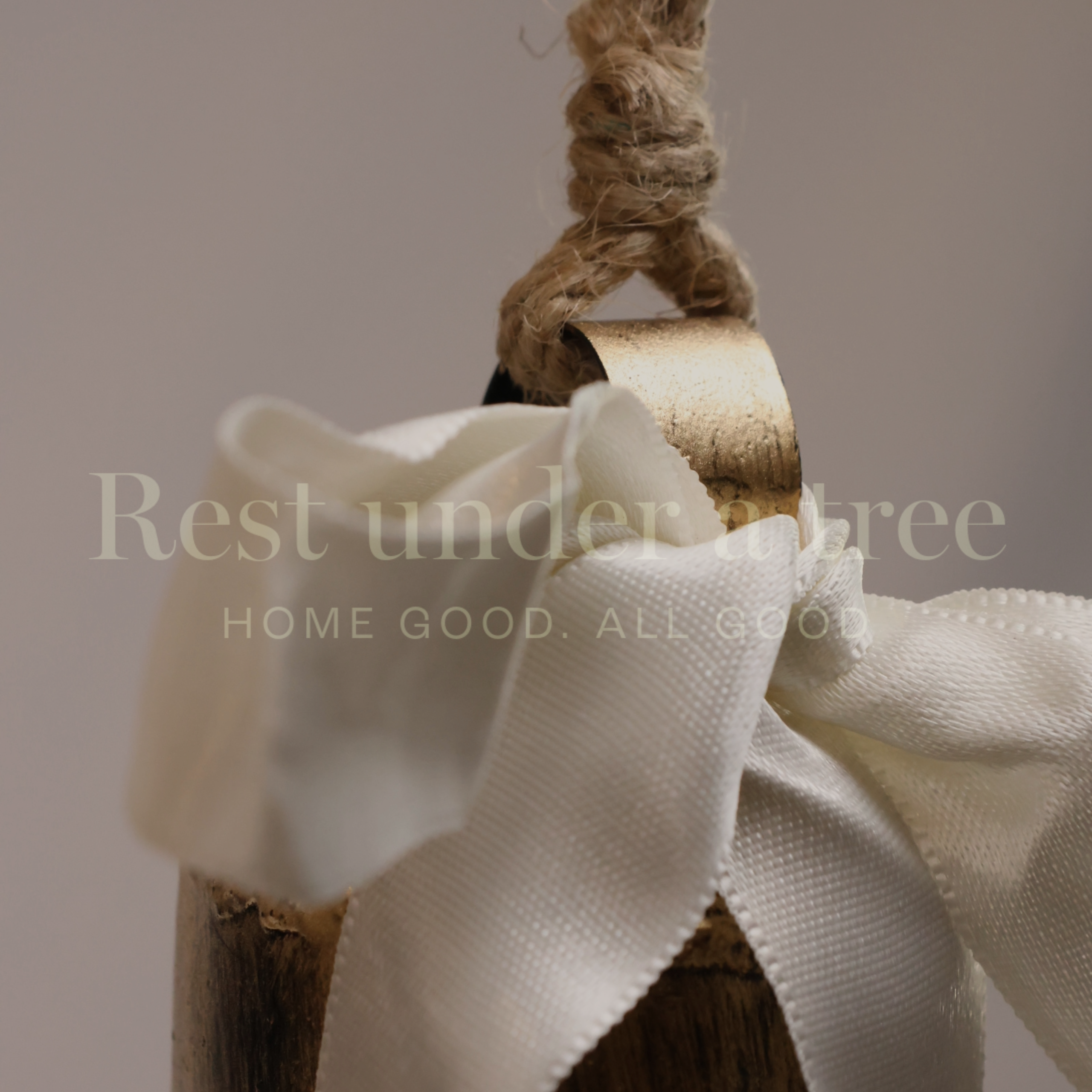 Campana Dorada con Moño Beige R.U.T. – 12CM