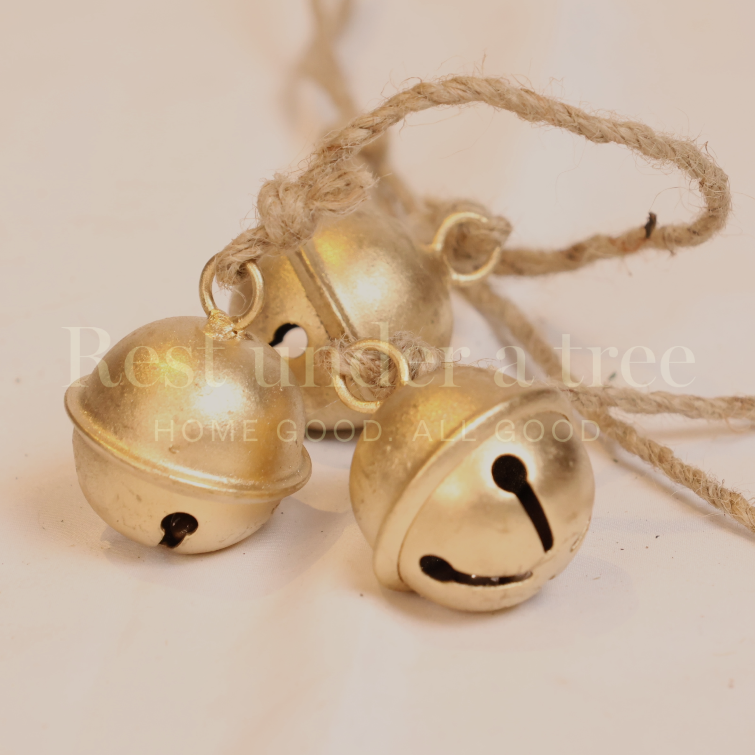 3 Campanas Dorada con Cuerda de Yute – 54 cm