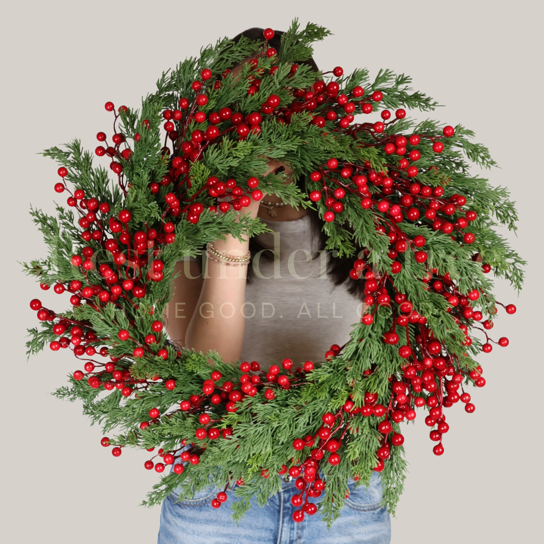 Corona de Berries Rojas R.U.T. 65CM – Calidez y Tradición