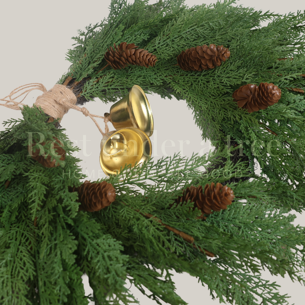 Corona de Corazón con Campanas Doradas y Ratán R.U.T. – 70CM