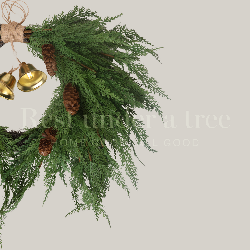 Corona de Corazón con Campanas Doradas y Ratán R.U.T. – 70CM