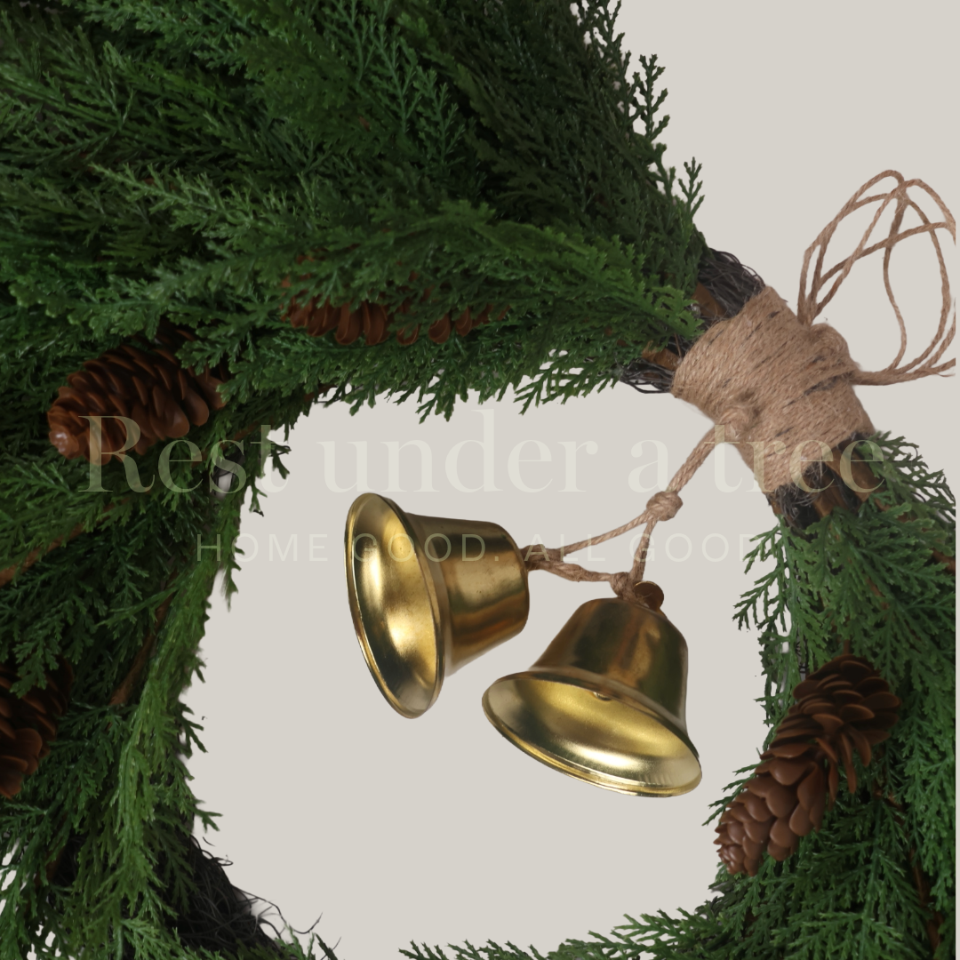 Corona de Corazón con Campanas Doradas y Ratán R.U.T. – 70CM