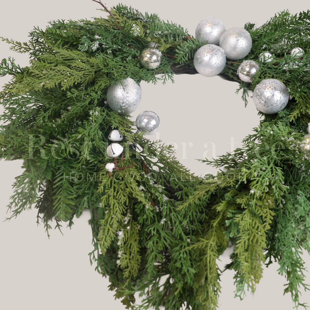 Corona de Esferas y Cascabeles R.U.T. – 75CM | Elegancia Festiva