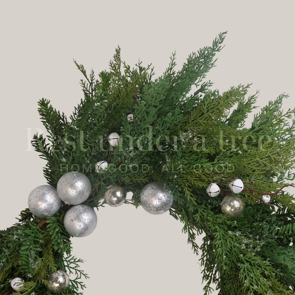 Corona de Esferas y Cascabeles R.U.T. – 75CM | Elegancia Festiva