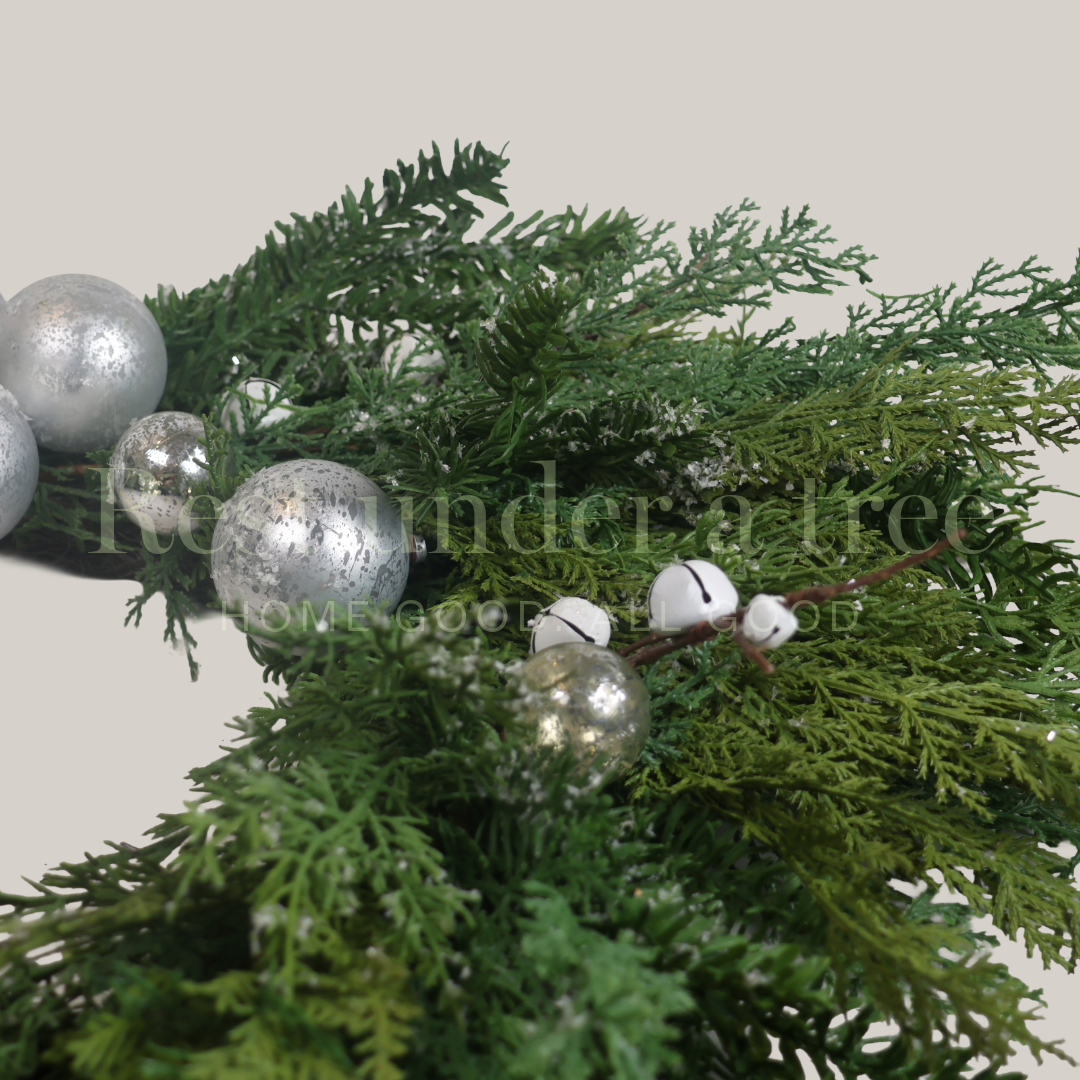 Corona de Esferas y Cascabeles R.U.T. – 75CM | Elegancia Festiva