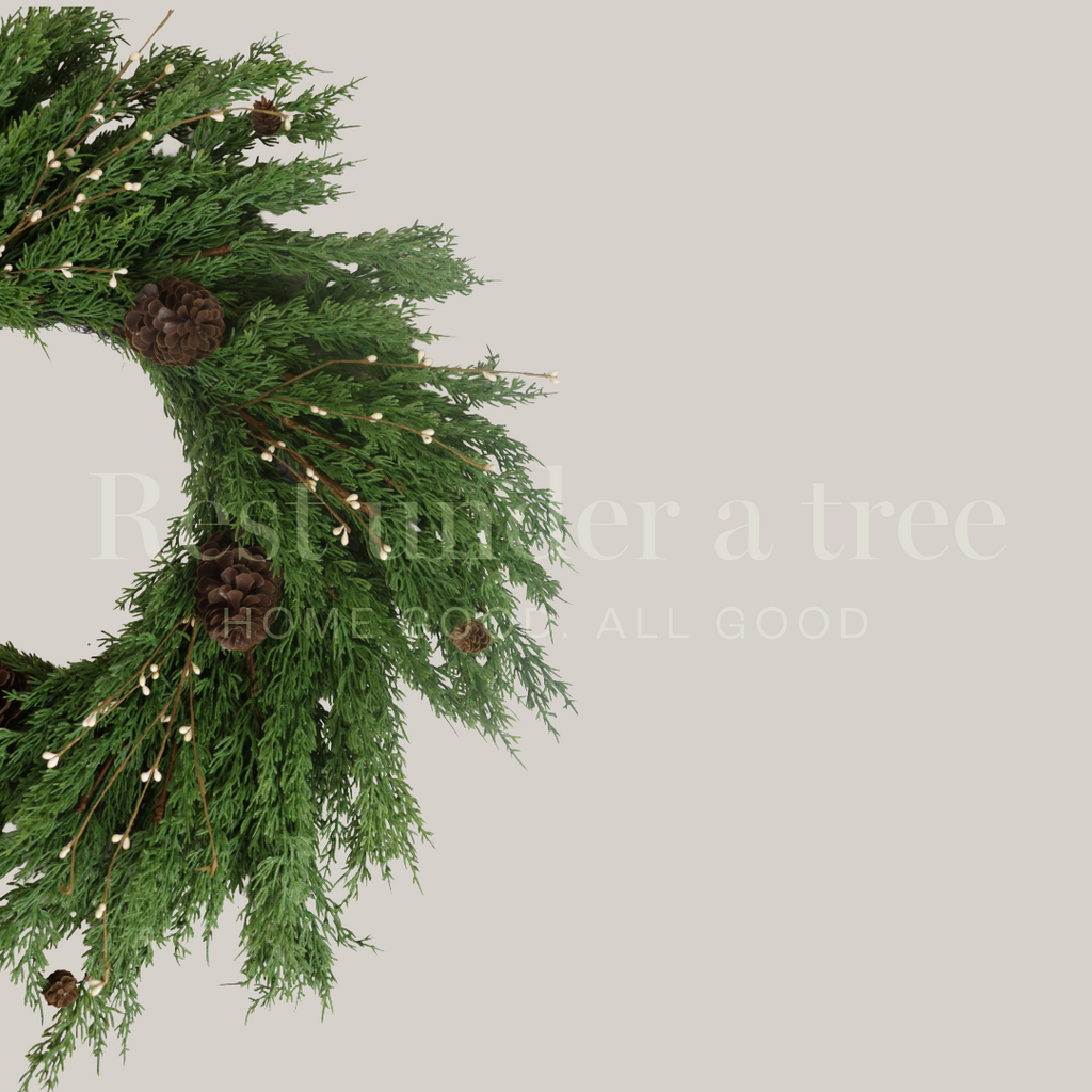 Corona Invernal con Ramas de Algodón y Piñas R.U.T. – 75CM