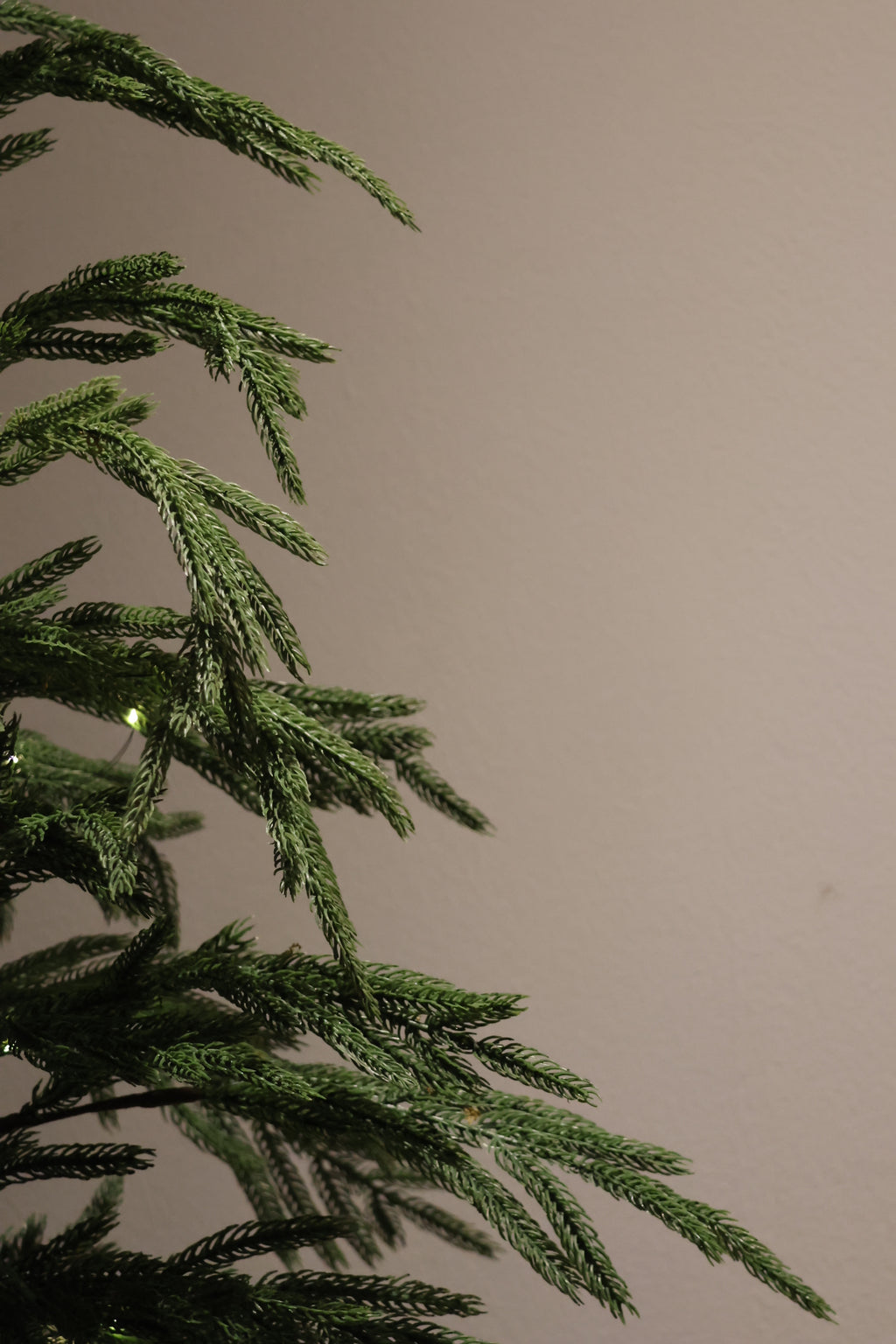 Árbol de Navidad 2025 Norfolk 180cm con maceta negra y luces LED – Realista y de lujo