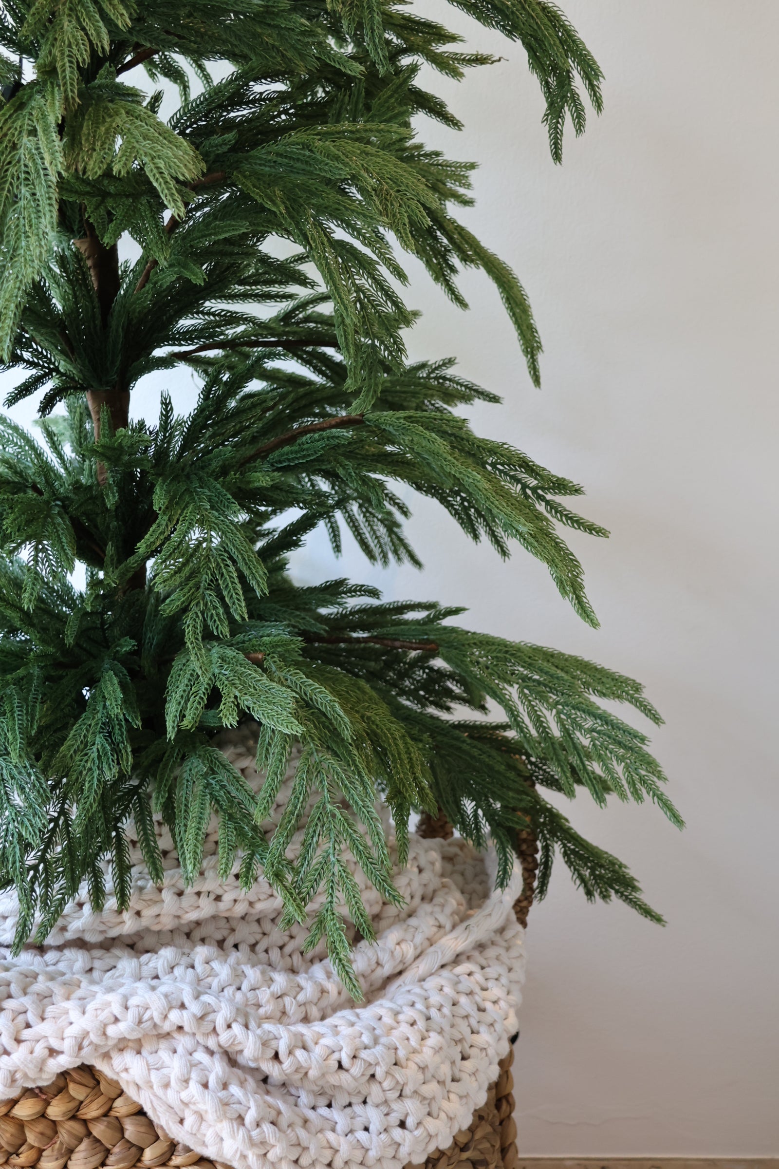Árbol de Navidad 2025 Norfolk 180cm con maceta negra y luces LED – Realista y de lujo