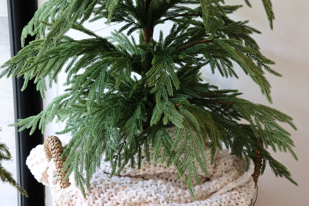 Árbol de Navidad 2025 Norfolk 180cm con maceta negra y luces LED – Realista y de lujo