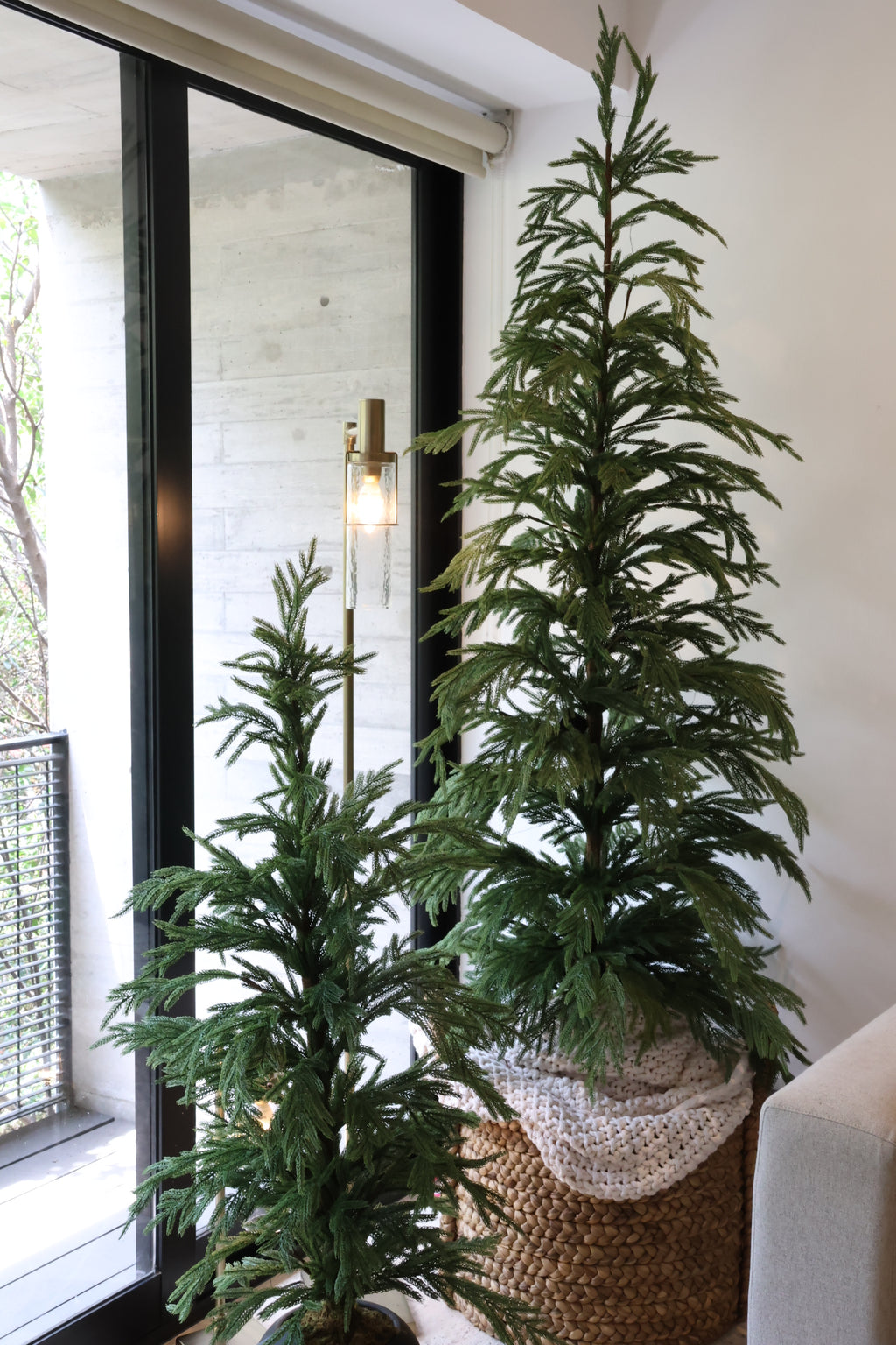 Árbol de Navidad 2025 Norfolk 180cm con maceta negra y luces LED – Realista y de lujo