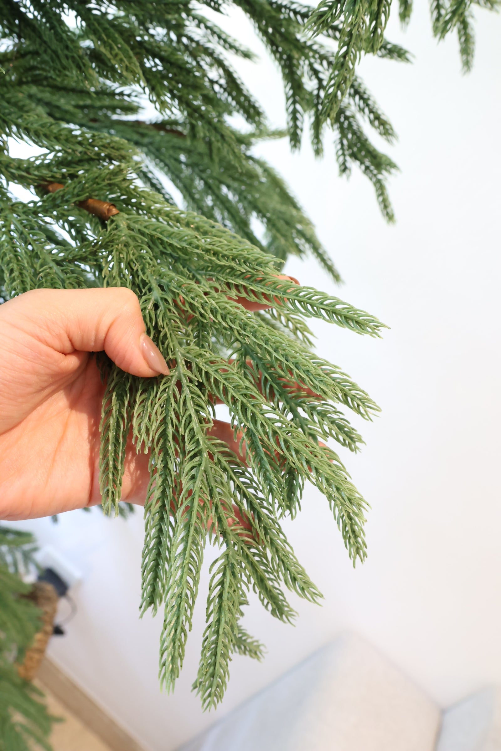 Árbol de Navidad 2025 Norfolk 150cm con maceta negra y luces LED – Suave al tacto, calidad premium