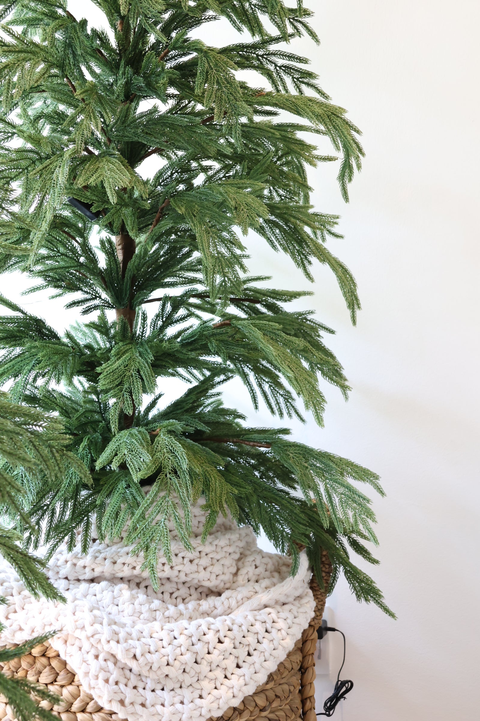 Árbol de Navidad 2025 Norfolk 180cm con maceta negra y luces LED – Realista y de lujo