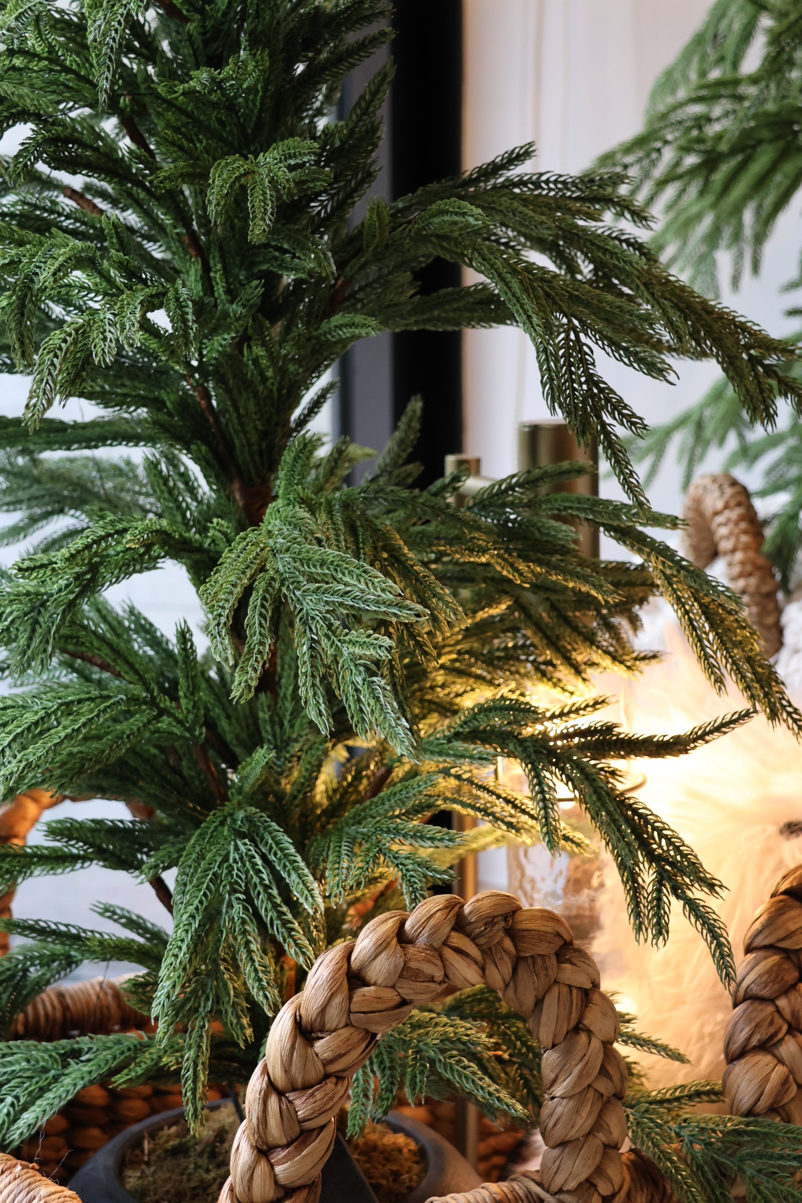 Árbol de Navidad 2025 Norfolk 150cm con maceta negra y luces LED – Suave al tacto, calidad premium