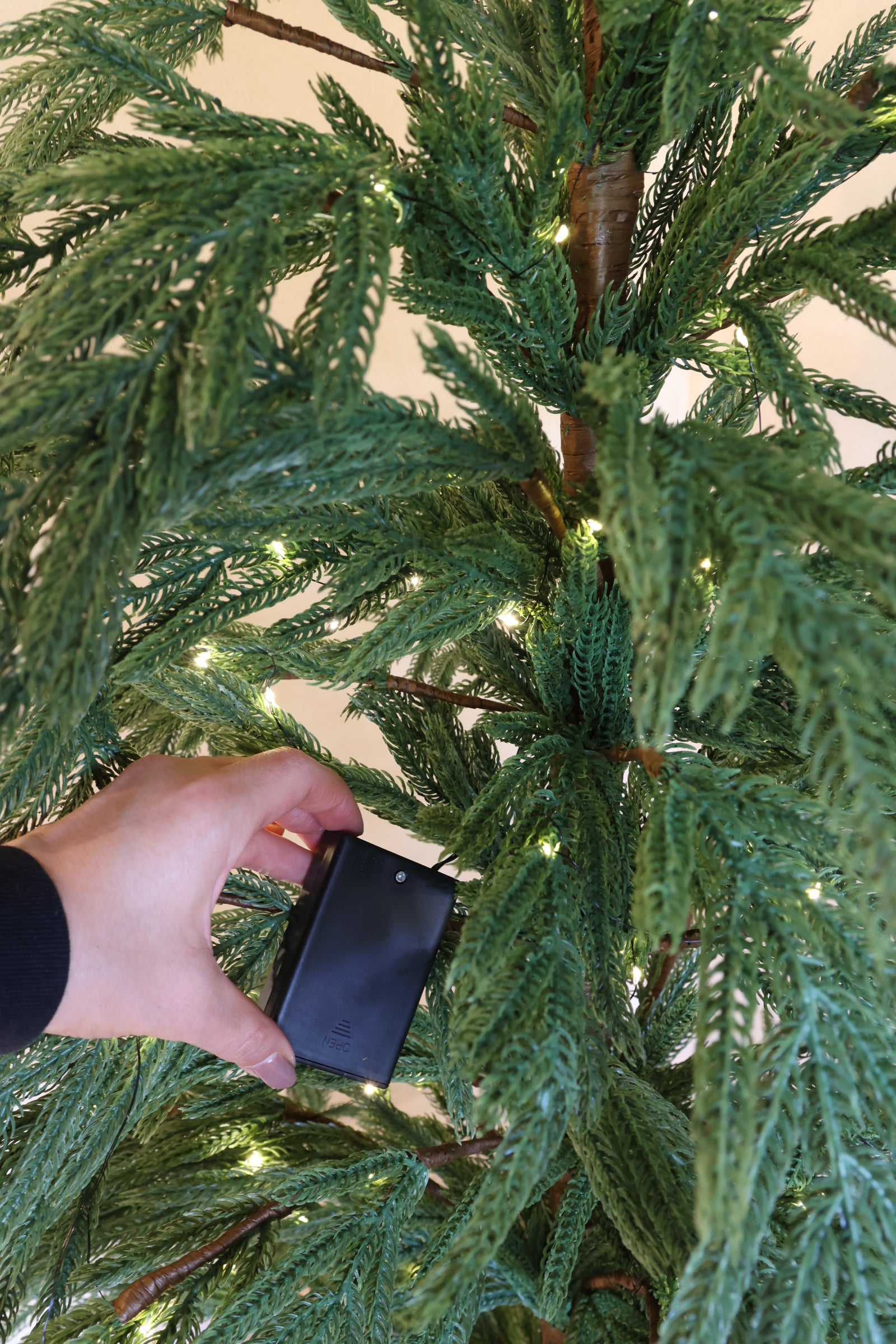Árbol de Navidad 2025 Norfolk 180cm con maceta negra y luces LED – Realista y de lujo