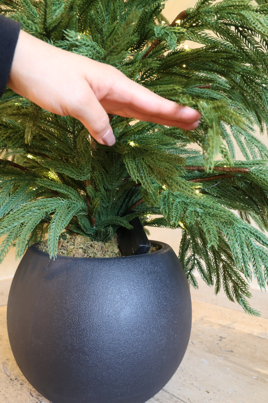 Árbol de Navidad 2025 Norfolk 180cm con maceta negra y luces LED – Realista y de lujo