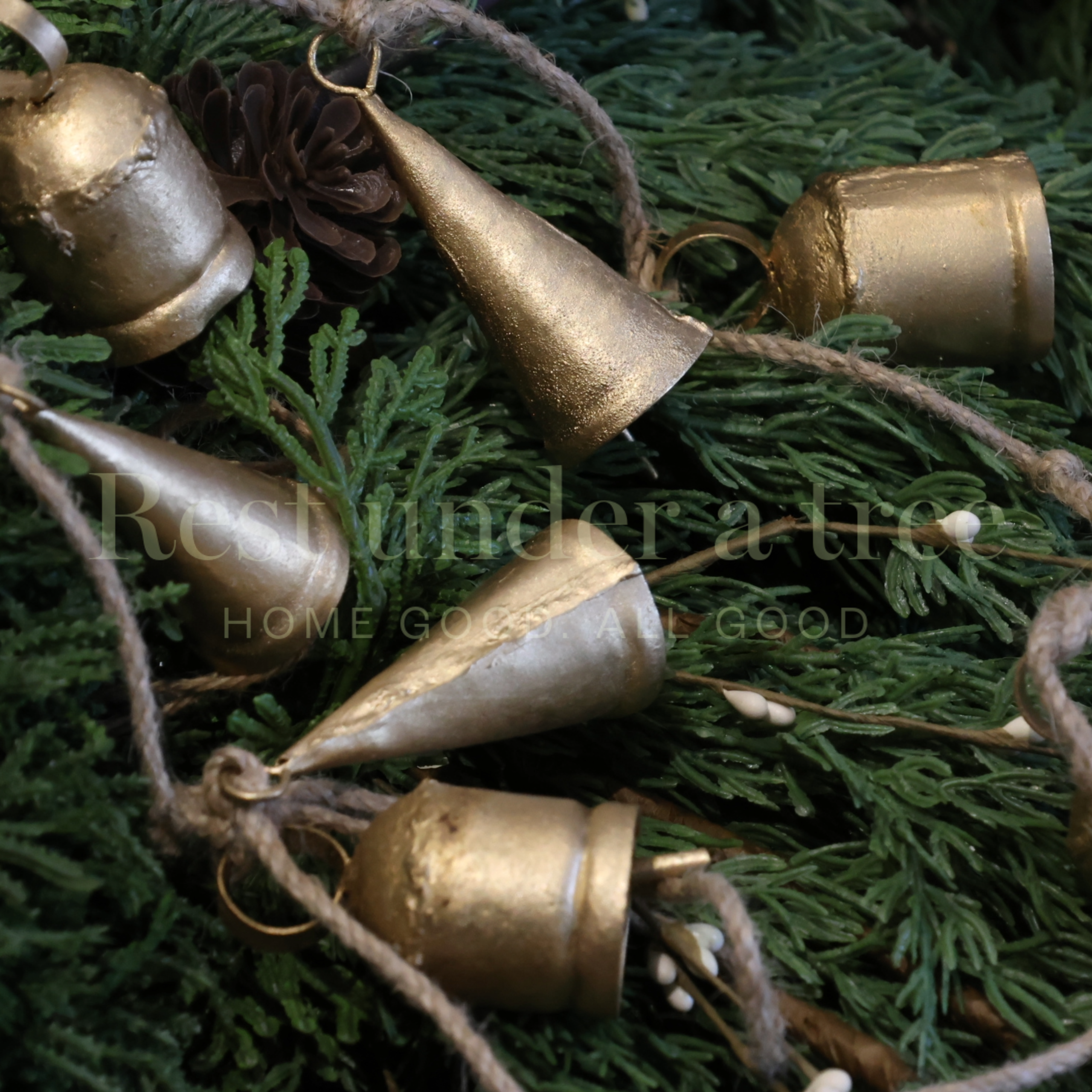 Ramo de Campanas Doradas R.U.T. – 70CM de Calma y Elegancia