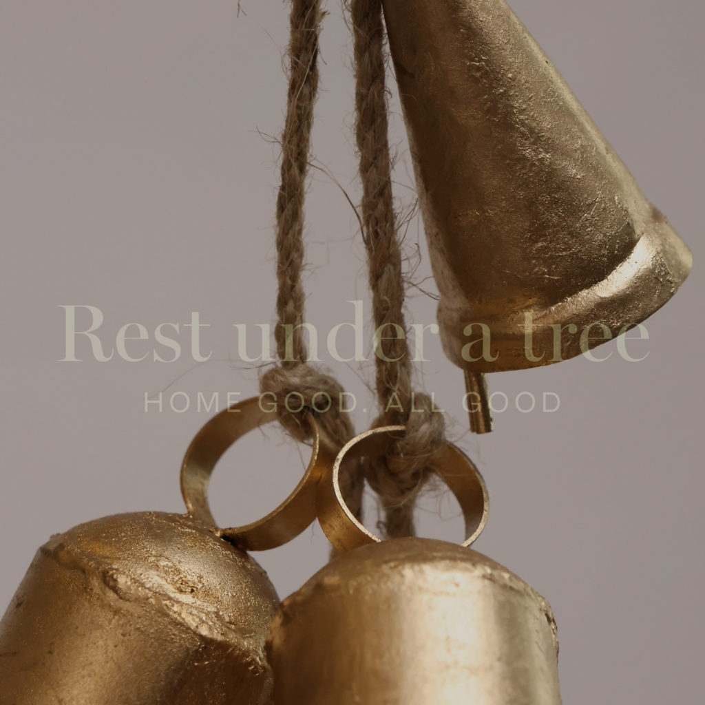 Ramo de Campanas Doradas R.U.T. – 70CM de Calma y Elegancia