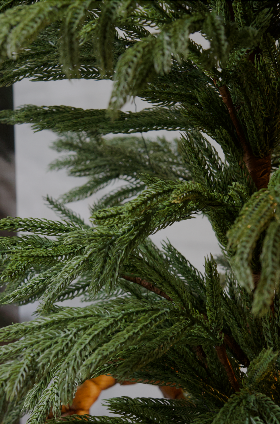 Árbol de Navidad 2025 Norfolk 150cm con maceta negra y luces LED – Suave al tacto, calidad premium