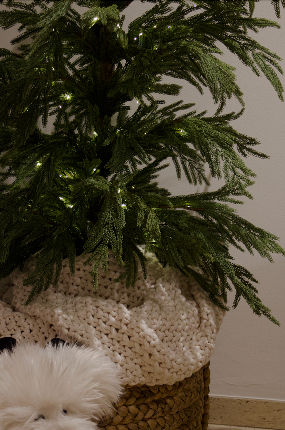 Árbol de Navidad 2025 Norfolk 180cm con maceta negra y luces LED – Realista y de lujo