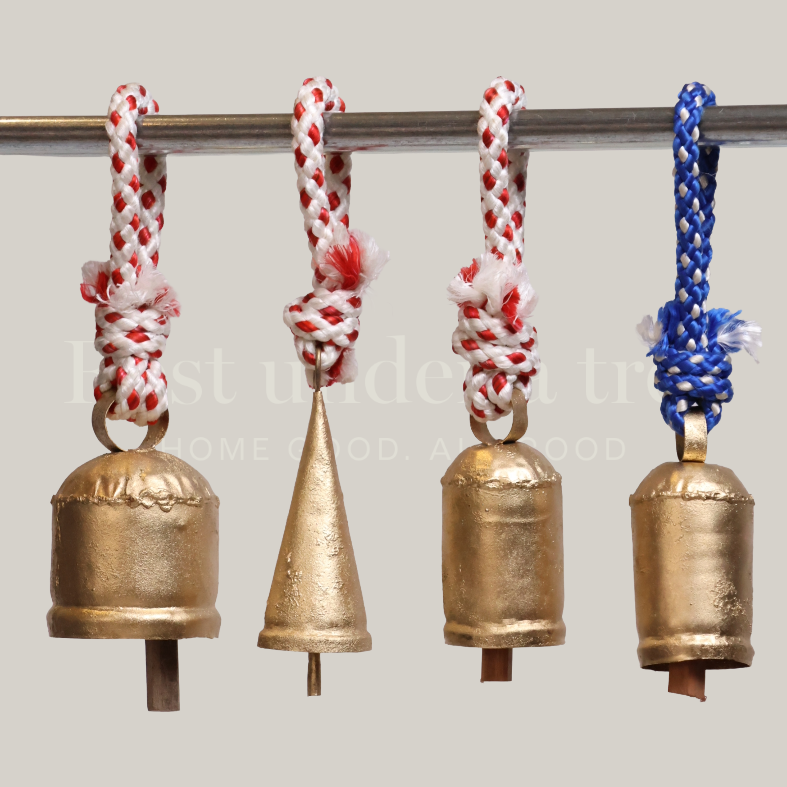 Set de 4 Campanas Decorativas de Latón R.U.T. – Diseño Artesanal