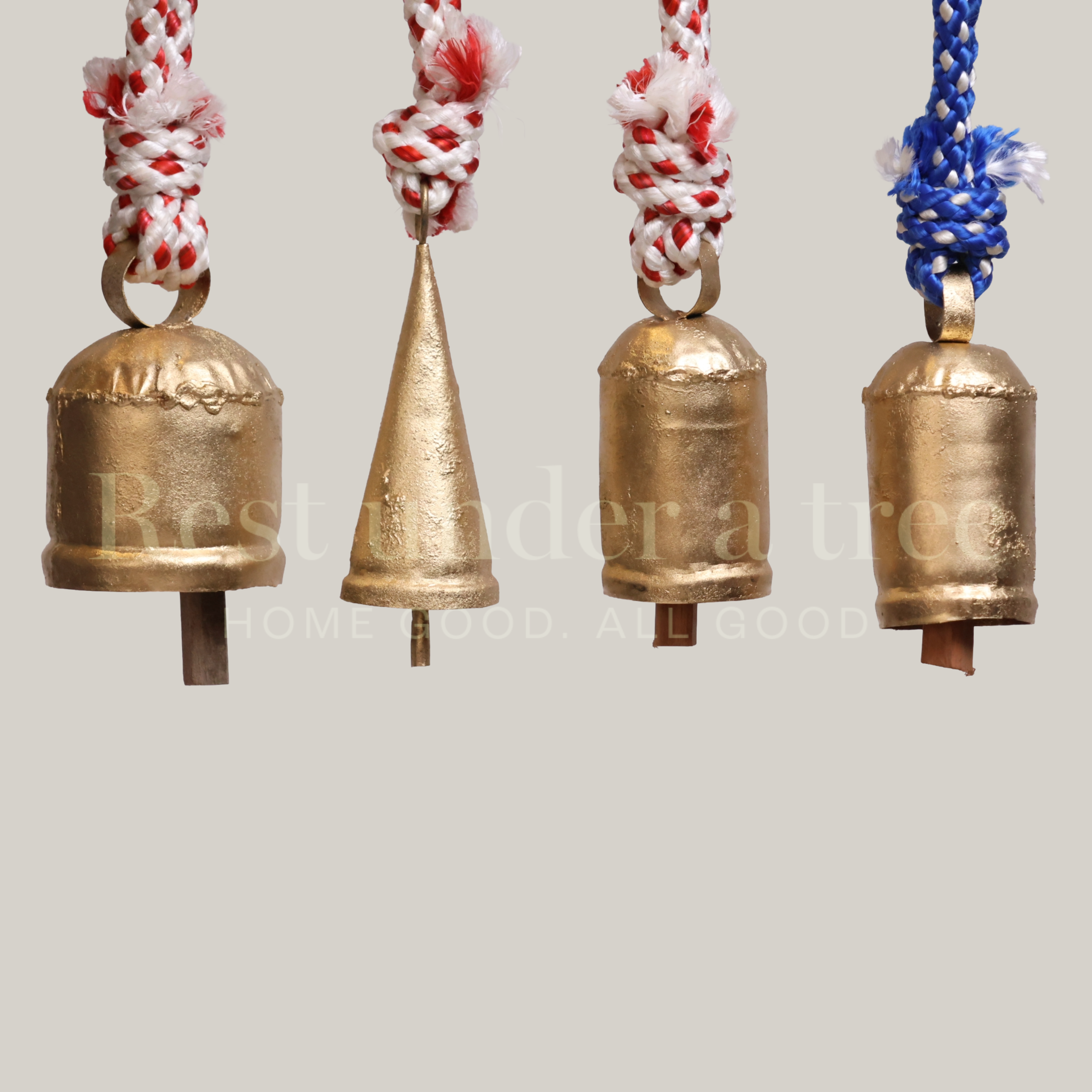 Set de 4 Campanas Decorativas de Latón R.U.T. – Diseño Artesanal