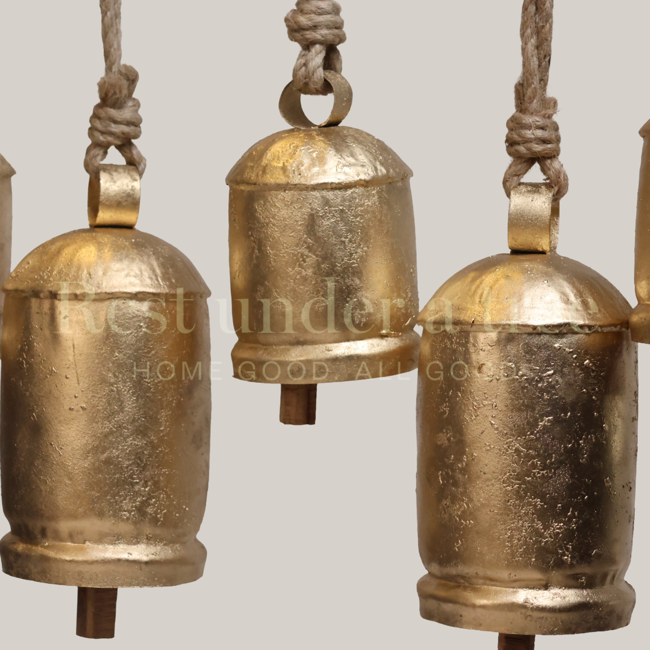 Set “Resonancia” R.U.T. – 5 Campanas Murales Doradas