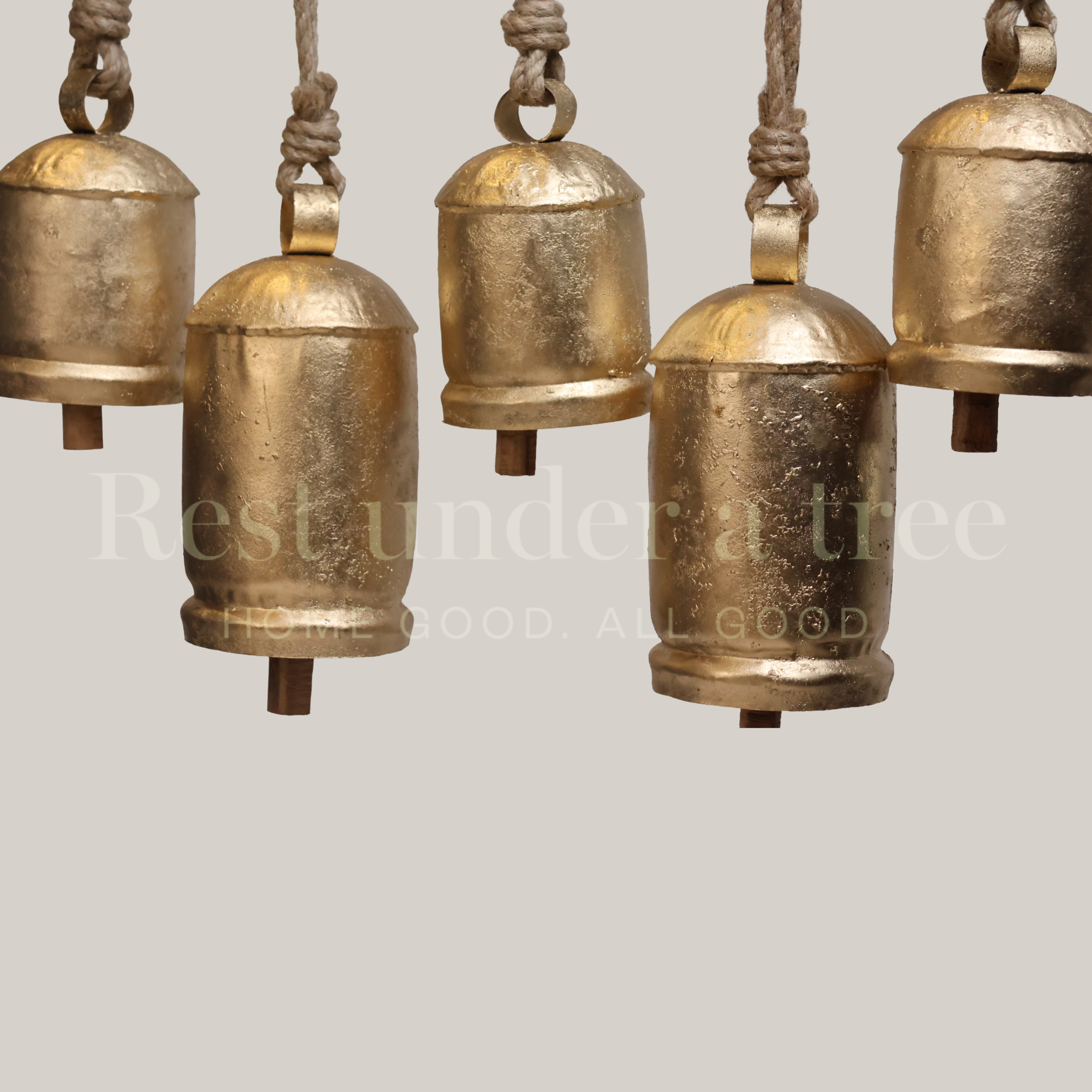 Set “Resonancia” R.U.T. – 5 Campanas Murales Doradas