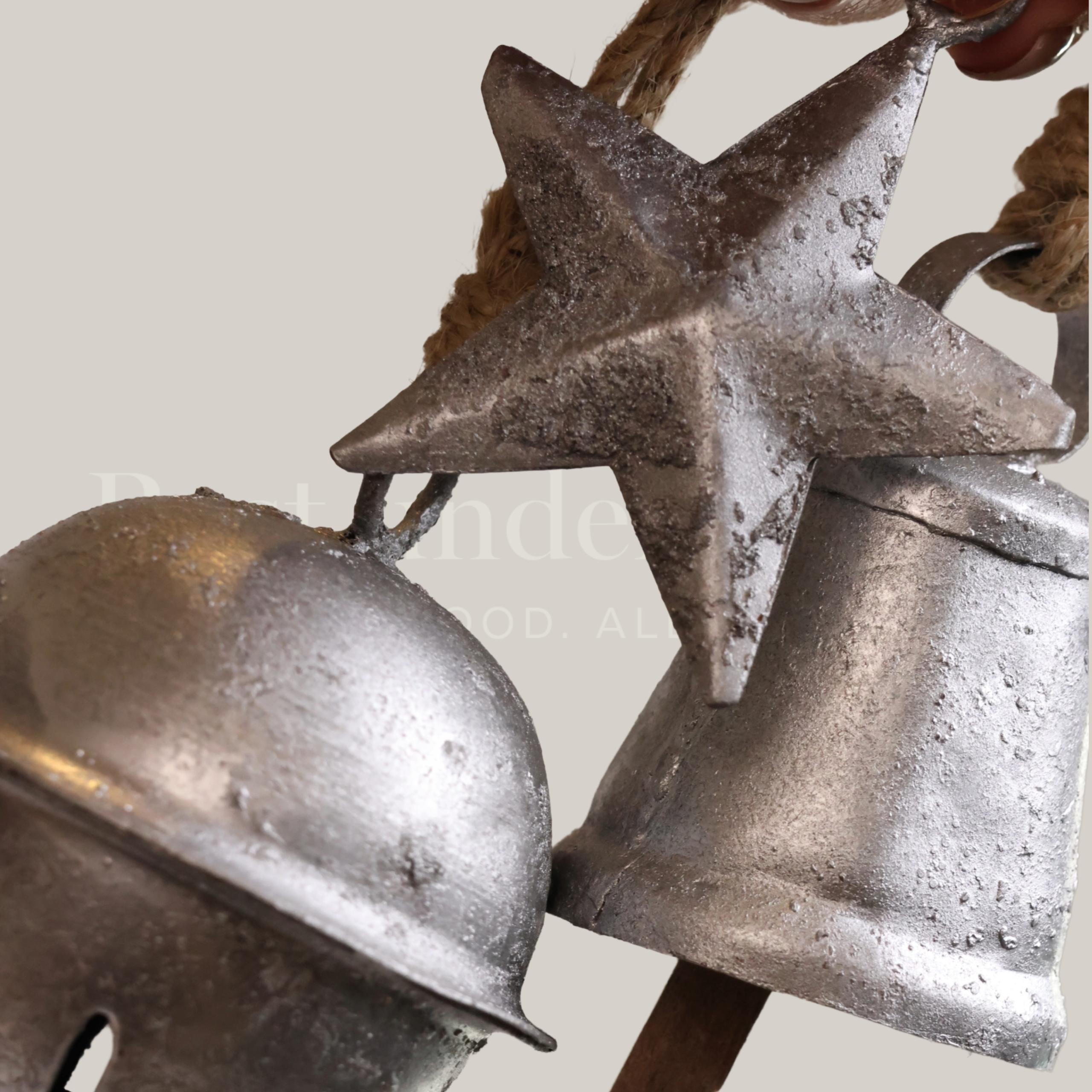 Trío de Adornos Navideños Plateados – Estrella, Campana y Cascabel Rústico