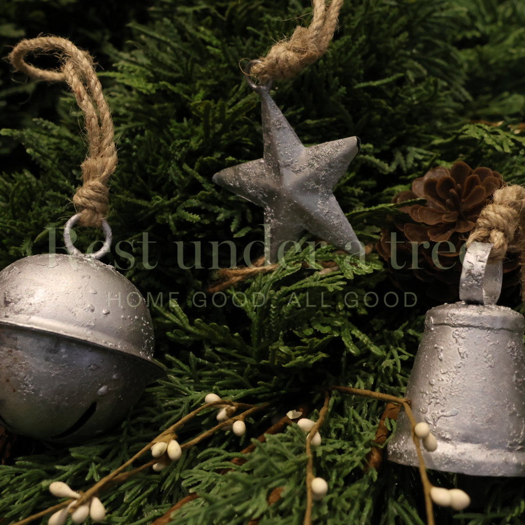 Trío de Adornos Navideños Plateados – Estrella, Campana y Cascabel Rústico